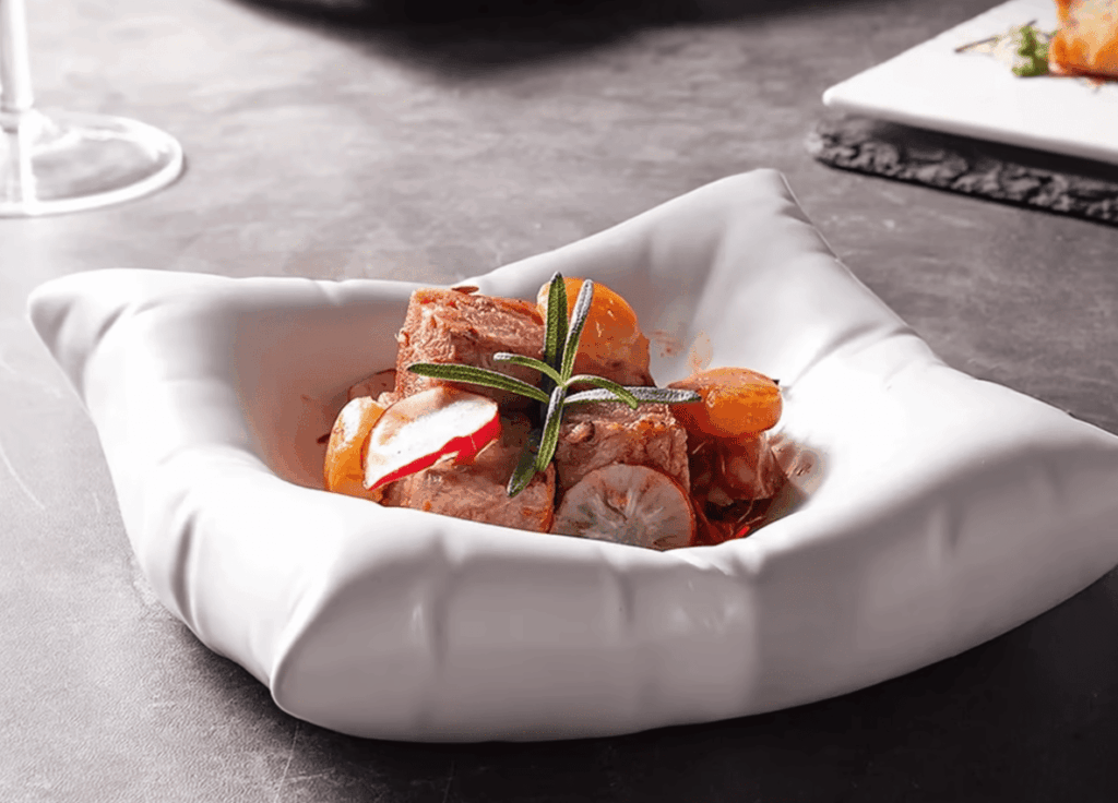 Astuces pratiques pour organiser assiettes, verres et couverts
